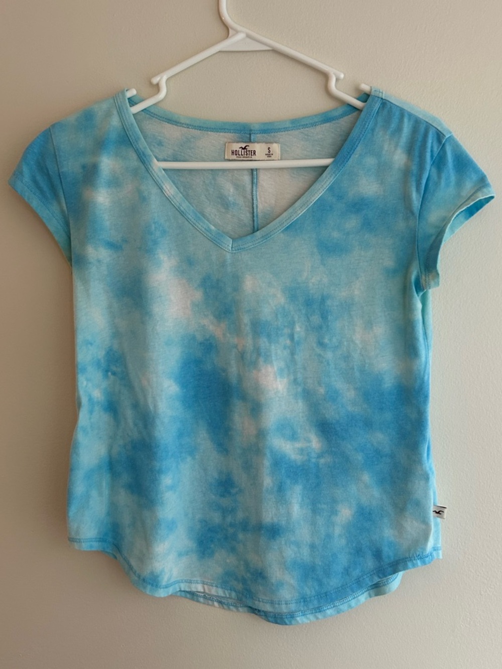Hollister Women's Light Blue Tie-Dye V-Neck Tee